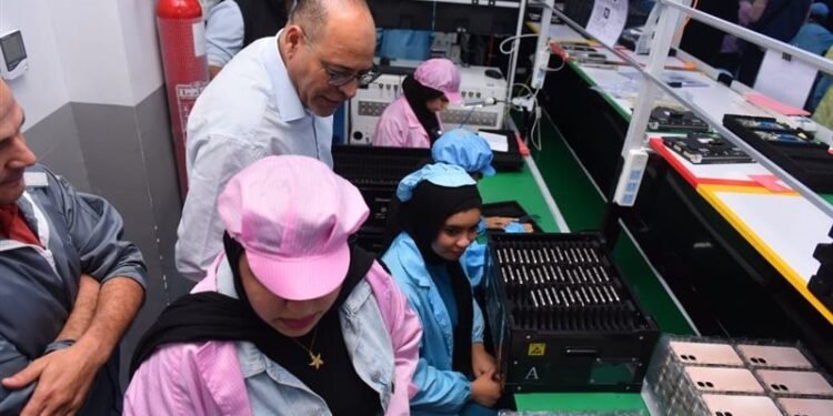 مخالفات بالجملة.. وزير العمل يقود جولة تفتيشية على مناطق صناعية بالسويس