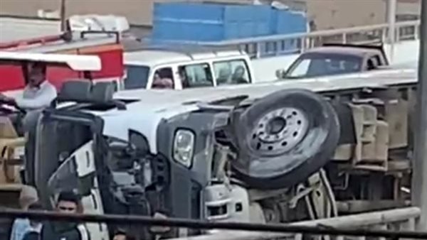 انقلاب سيارة نقل أعلى كوبري الدلجمون بالغربية واصطدامها بأخرى