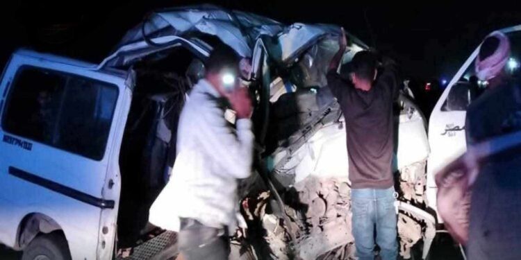 مصرع 8 وإصابة 7 من بني سويف في انقلاب ميكروباص بطريق أطفيح