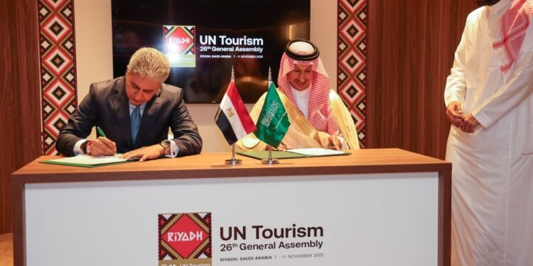 مصر والسعودية توقعان برنامجًا تنفيذيًا للتعاون السياحي المشترك