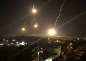 الاحتلال يطلق قنابل مضيئة فوق أجواء بلدة يارون الحدودية جنوبي لبنان