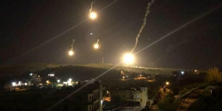 الاحتلال يطلق قنابل مضيئة فوق أجواء بلدة يارون الحدودية جنوبي لبنان