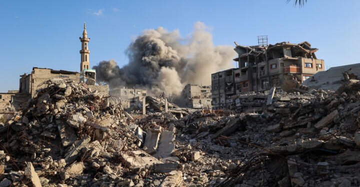 غزة تحت النار مجددًا.. الاحتلال يوقف غاراته بعد استهداف شاب فلسطيني لقواته جنوب القطاع