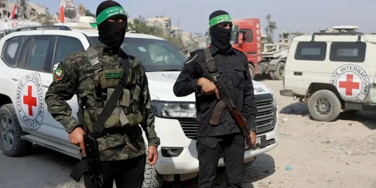 إسرائيل تتسلم رفات ثلاثة رهائن من غزة عبر الصليب الأحمر