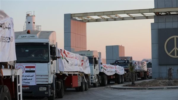 الهلال الأحمر المصري يطلق قافلة “زاد العزة” الـ75 محمّلة بآلاف الأطنان