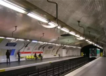 الشرطة الفرنسية تقتل رجلا مسلحا بسكين بعد إخلاء محطة قطار مونبارناس في باريس