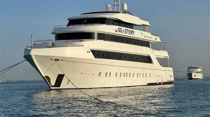 الطاقم والركاب بخير..  شحوط لانش سياحي بالقرب من مرسى علم