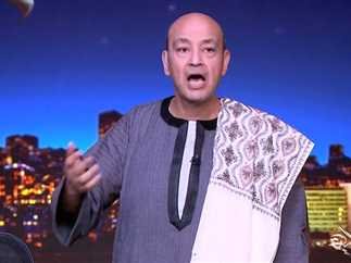 بعد أزمة المتحف الكبير.. عمرو أديب بالجلابية الصعيدي في “الحكاية”