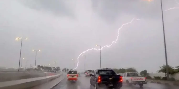 انخفاض درجات الحرارة وأمطار رعدية اليوم الإثنين