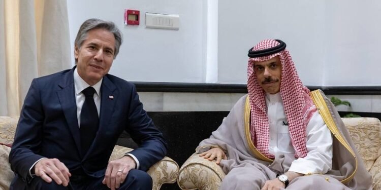 وزير الخارجية السعودي يبحث مع نظيره الأمريكي مستجدات المنطقة وتعزيز العلاقات الثنائية