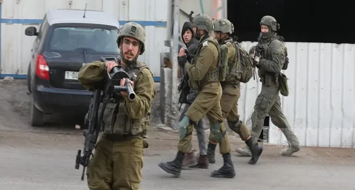 حملة اعتقالات جديدة.. الاحتلال الإسرائيلي يعتقل 11 فلسطينياً في قلقيلية