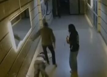 تصالح الفتاة المعتدى عليها بالضرب من قبل والدها في مدخل عقار بجسر السويس