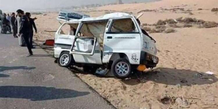 إنقاذ أطفال بعد حادث انقلاب سيارة سوزوكي بطريق الواحات