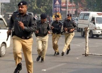 نجاة سياسى باكستانى من محاولة اغتيال في انفجار قرب سيارته