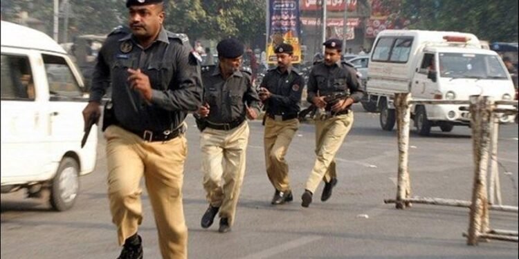 نجاة سياسى باكستانى من محاولة اغتيال في انفجار قرب سيارته