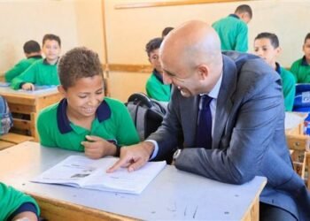 التعليم: إلزام جميع المدارس بوجود عاملتين على كل دورة مياه