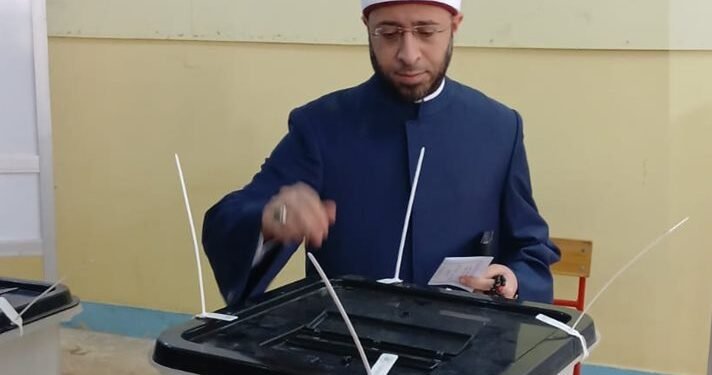 وزير الأوقاف يدلي بصوته في انتخابات النواب
