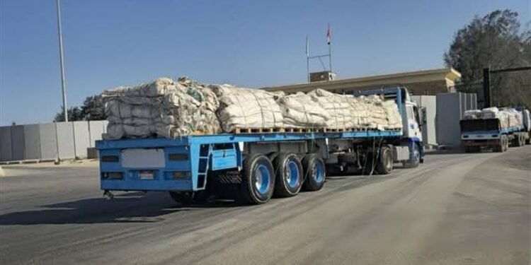 الهلال الأحمر يسيِّر قافلة محملة بـ 9500 طن مساعدات عاجلة ومستلزمات شتوية لأهالي غزة