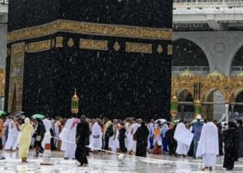 هل التصوير أمام الكعبة حرام؟.. أمين الفتوى يكشف