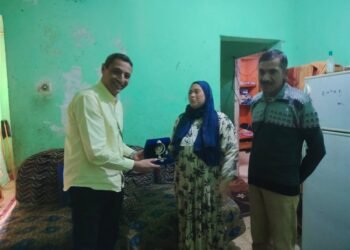 محافظ السويس يزور السيدة أم أسامة ويشيد ببطولتها في إنقاذ طفل من محاولة خطف