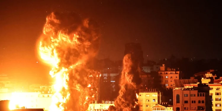 انفجارات عنيفة شرق غزة بعد قيام قوات الاحتلال بنسف أبنية سكنية