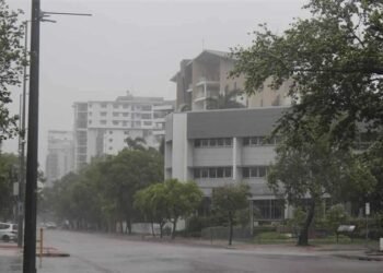 إعصار “فينا” يقطع الكهرباء عن الآلاف في أستراليا