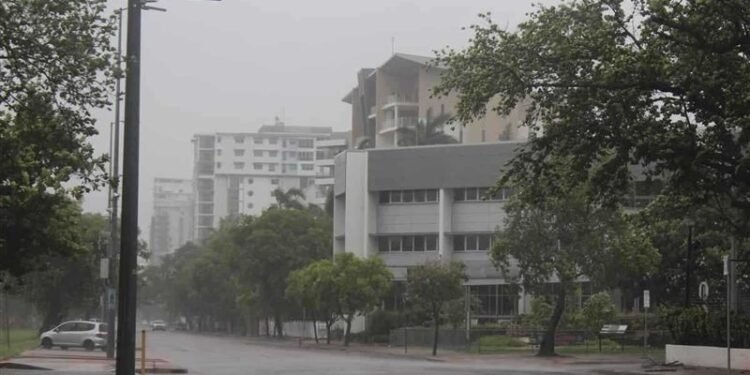 إعصار “فينا” يقطع الكهرباء عن الآلاف في أستراليا