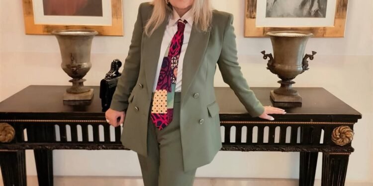 نادية الجندي ترد على منتقدي إطلالتها بالبدلة والكرافتة: “مفيش حاجة اسمها اللبس ده مش لايق لسنك”