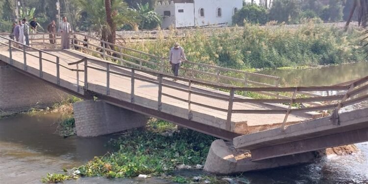 انهيار كوبري مشاة قديم في قرية العتامنة بسوهاج دون إصابات