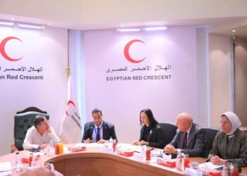 رئيس كولومبيا يعبّر عن تضامنه مع الشعب الفلسطيني ويشارك في تعبئة المساعدات داخل الهلال الأحمر المصري