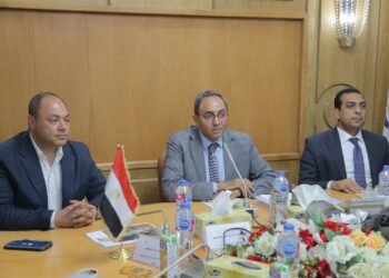 محافظ قنا يبحث مع رئيس هيئة تنمية الصعيد تنفيذ مشروعات تنموية لتحقيق رؤية الدولة 2030