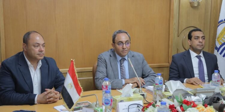 محافظ قنا يبحث مع رئيس هيئة تنمية الصعيد تنفيذ مشروعات تنموية لتحقيق رؤية الدولة 2030