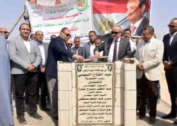 انطلاقة تنموية جديدة بالأقصر.. وضع حجر الأساس لمجمعي الورش الحرفية وإنتاج الطماطم