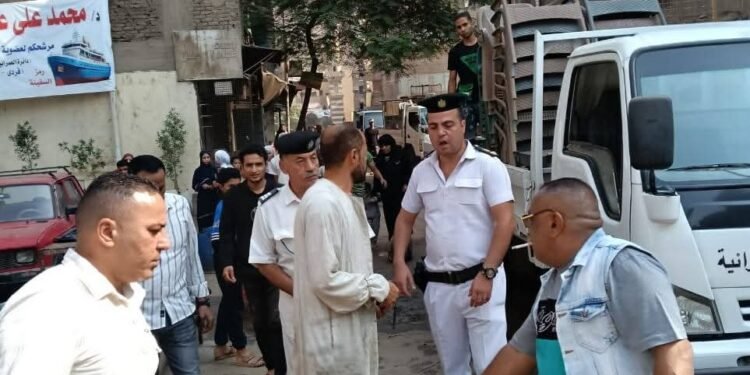 رفع 450 حالة إشغال وتعدي من الباعة المفترشين للطريق العام بالجيزة وإعادة الانضباط بالطريق