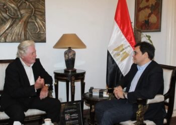 وزير الثقافة يلتقي حسين فهمي لبحث الترتيبات النهائية لانطلاق الدورة 46 من مهرجان القاهرة السينمائي الدولي