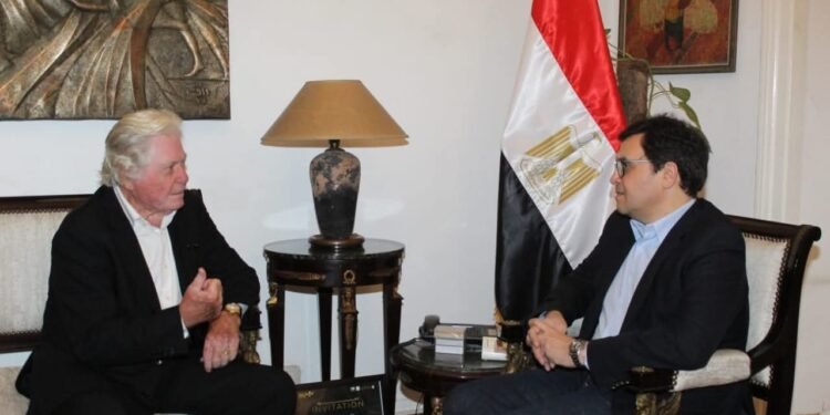 وزير الثقافة يلتقي حسين فهمي لبحث الترتيبات النهائية لانطلاق الدورة 46 من مهرجان القاهرة السينمائي الدولي