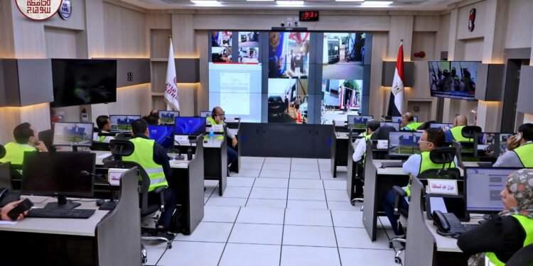 غرفة العمليات الرئيسية بسوهاج تتابع سير انتخابات مجلس النواب