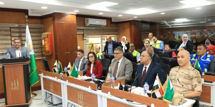 محافظ الجيزة يتابع انتظام فتح جميع اللجان الانتخابية في أول أيام انتخابات مجلس النواب من داخل مركز السيطرة