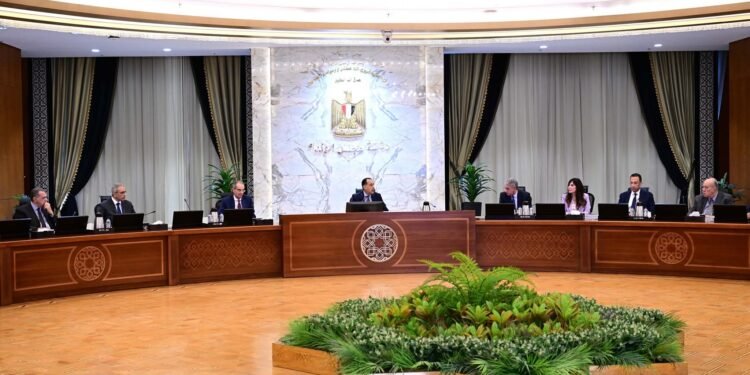 رئيس الوزراء يتابع تطوير منظومة التأشيرة الإلكترونية لتسهيل دخول السائحين إلى مصر