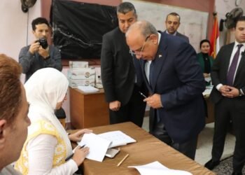 وزير الكهرباء والطاقة المتجددة يدلي بصوته في انتخابات “النواب” أمام المركز الانتخابي بمدرسة المنارة بمدينة نصر