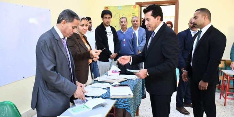 وزير الشباب والرياضة يدلي بصوته في انتخابات مجلس النواب