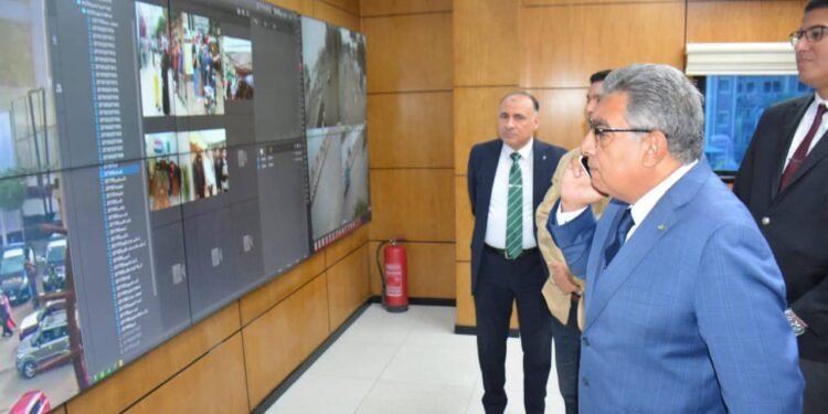 محافظ الدقهلية يتفقد سير العمل باللجان الانتخابية عبر الشبكة الوطنية للطوارئ والسلامة