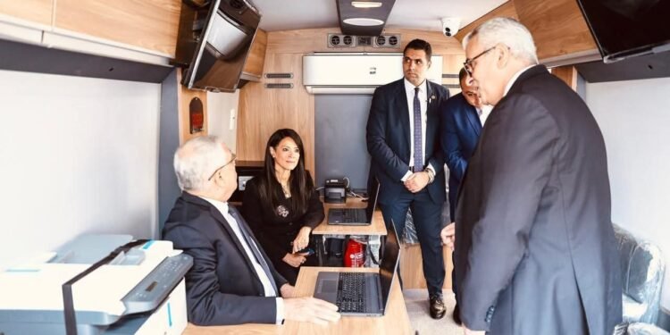 وزيرة التخطيط والنائب العام يشهدان تسليم 17 مركزًا تكنولوجيًا متنقلًا للنيابة العامة