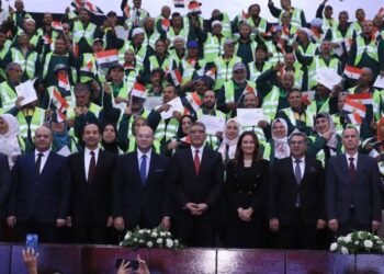 محافظ الجيزة يكرم 170 عامل نظافة من المشاركين بأعمال التجميل بمحيط المتحف المصري الكبير