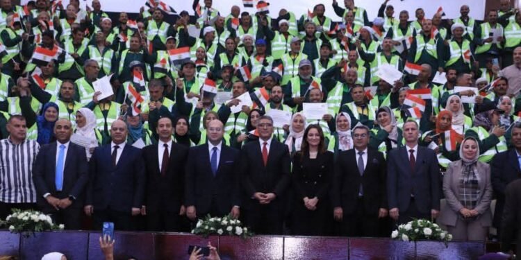 محافظ الجيزة يكرم 170 عامل نظافة من المشاركين بأعمال التجميل بمحيط المتحف المصري الكبير