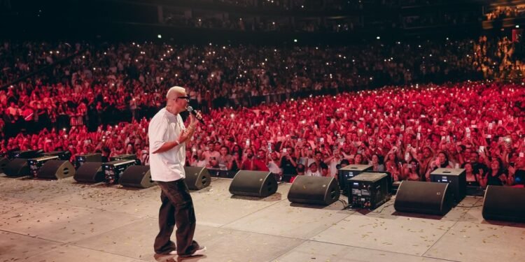 عمرو دياب يتألق في حفل أسطوري بدبي .. ارتدى “مفتاح الحياة” وحيا “المتحف المصري الكبير”