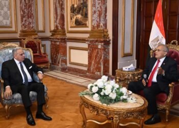 محافظ الجيزة يتابع انتظام فتح جميع اللجان الانتخابية في أول أيام انتخابات مجلس النواب من داخل مركز السيطرة