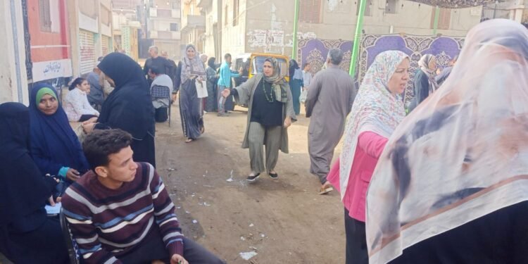 طوابير من المواطنين أمام اللجان للتصويت في اليوم الثاني بانتخابات النواب