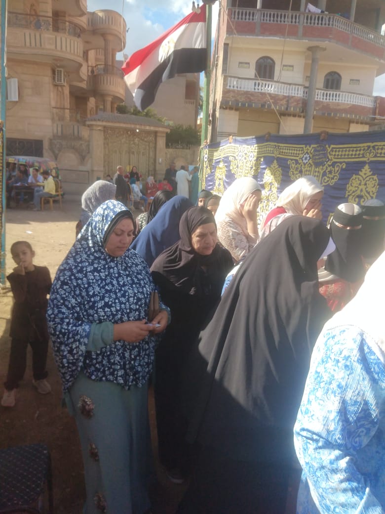 طوابير من المواطنين أمام اللجان للتصويت في اليوم الثاني بانتخابات النواب