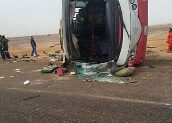 مصرع شخصين وإصابة 23 آخرين في انقلاب أتوبيس رحلات بصحراوي الأقصر